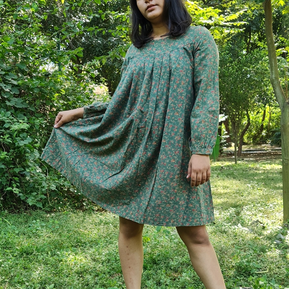 Loose fit dress in ivy green 💐 print. - Picture 3 of 5